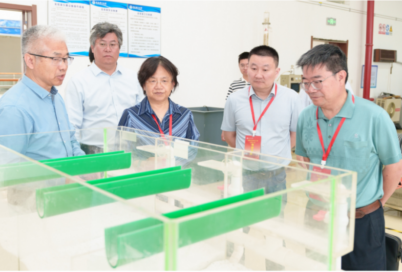 一群人站在桌子边AI 生成的内容可能不正确。