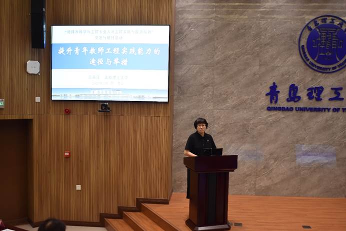 图片包含 木, 标志, 男人, 女人描述已自动生成