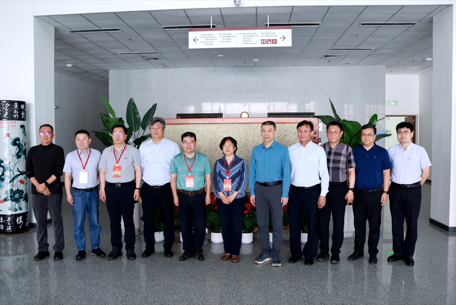 一群人站在一起AI 生成的内容可能不正确。